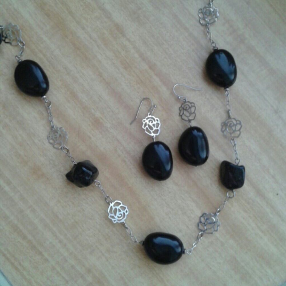 Nwot set necklace and earrings